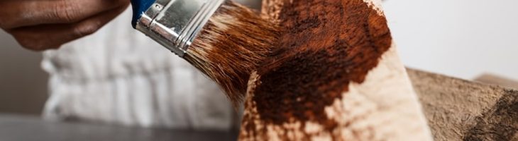 古い家具の塗装を剥離して漆で仕上げ直している工房の作業